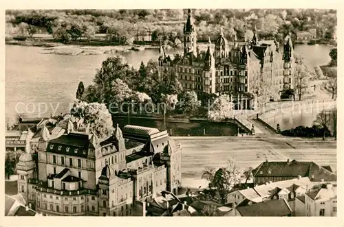 AK / Ansichtskarte Schwerin_Mecklenburg Theater und Schloss Schwerin_Mecklenburg