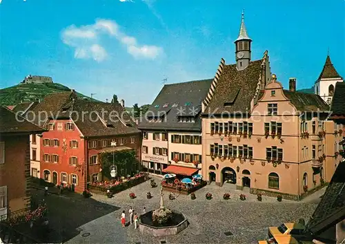 AK / Ansichtskarte Staufen_Breisgau Historische Fauststadt Rathaus Brunnen Blick zur Burg Staufen Breisgau