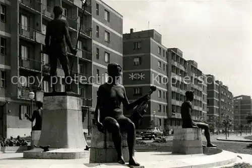AK / Ansichtskarte Budapest Neue Wohnsiedlung Thaelmanngasse Denkmal Statuen Budapest