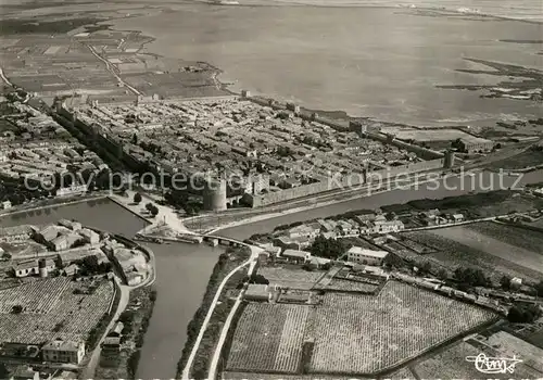 AK / Ansichtskarte Aigues Mortes_Gard Cite les remparts les Salines et le Canal vue aerienne Aigues Mortes Gard