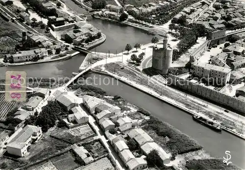 AK / Ansichtskarte Aigues Mortes_Gard Vue aerienne sur la Cite et les Canaux Aigues Mortes Gard
