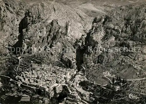 AK / Ansichtskarte Moustiers Sainte Marie La Ville Entree du Vallon de Notre Dame Gorges du Riou vue aerienne Moustiers Sainte Marie