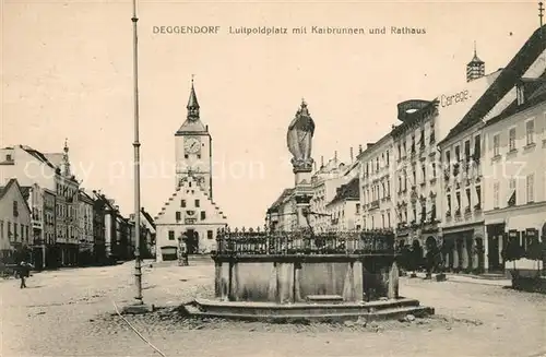 AK / Ansichtskarte Deggendorf_Donau Luitpoldplatz Karbrunnen Rathaus Deggendorf Donau