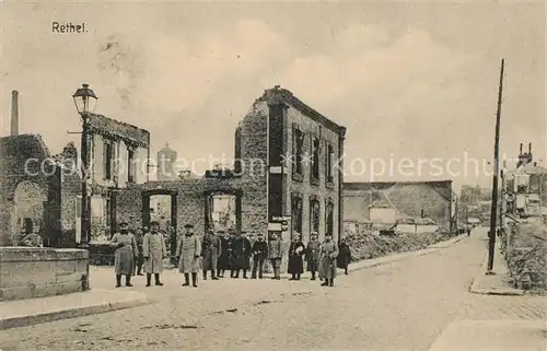 AK / Ansichtskarte Rethel_Ardennes Soldaten im zerstoerten Rethel Rethel Ardennes