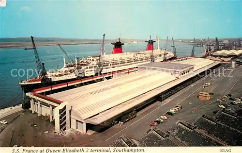 AK / Ansichtskarte Dampfer_Oceanliner S.S. France Queen Elizabeth 2 Terminal Southampton Dampfer Oceanliner