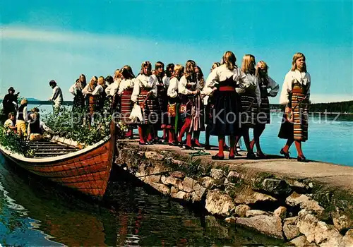 AK / Ansichtskarte Trachten_Schweden Dalarna Vid Raettviks kyrka  Trachten Schweden