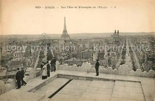 AK / Ansichtskarte Paris Sur lArc de Triomphe de l Etoile Paris
