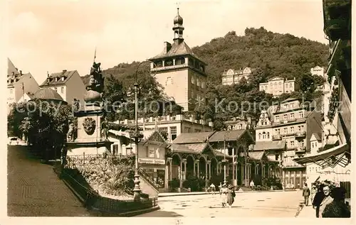 AK / Ansichtskarte Karlsbad_Eger Markt mit Stadtturm und Dreikreuzberg Karlsbad_Eger