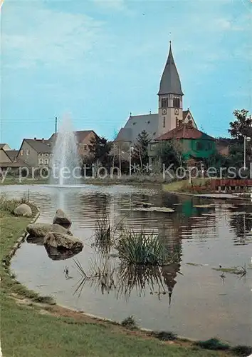 AK / Ansichtskarte Hattersheim_Main Partie am Teich mit Kirche Hattersheim Main