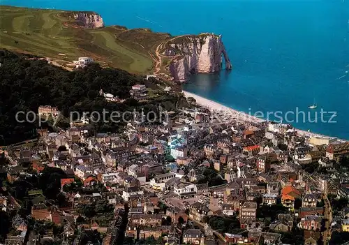 AK / Ansichtskarte Etretat Les Falaises Plage et la Ville vue aerienne Etretat