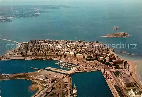 AK / Ansichtskarte Saint Malo_Ille et Vilaine_Bretagne Vue aerienne des bassins et de la ville dans les remparts Saint Malo_Ille et Vilaine