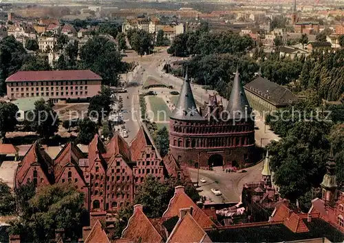 AK / Ansichtskarte Luebeck Blick vom Aussichtsturm Sankt Petri auf das Holstentor Luebeck