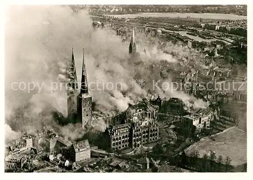 AK / Ansichtskarte Luebeck Luftangriff Dom  Luebeck