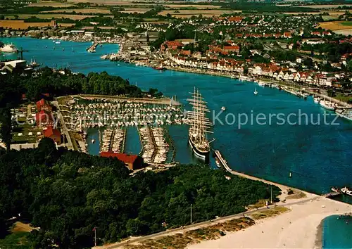 AK / Ansichtskarte Travemuende_Ostseebad Fliegeraufnahme Hafen Travemuende_Ostseebad