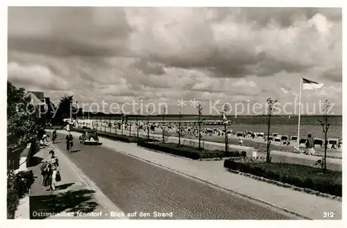 AK / Ansichtskarte Niendorf_Ostseebad Uferstrasse Strand Promenade Niendorf_Ostseebad