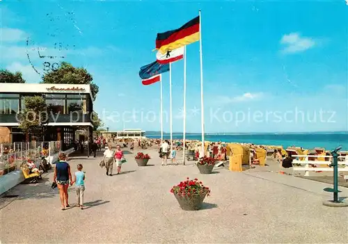AK / Ansichtskarte Niendorf_Ostseebad Strandpromenade Restaurant Fahnen Niendorf_Ostseebad