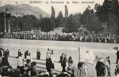 AK / Ansichtskarte Lourdes_Hautes_Pyrenees La Procession du Saint Sacrement Lourdes_Hautes_Pyrenees