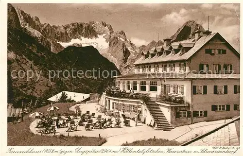 AK / Ansichtskarte Kreuzeckhaus Zugspitze Hoellentalgletscher Waxenstein und Schwarzenkopf Kreuzeckhaus