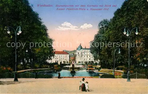 AK / Ansichtskarte Wiesbaden Blumengarten vor dem Kurhaus mit Kaiser Friedrich Platz und Nassauer Hof Wiesbaden