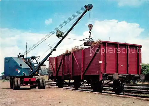 AK / Ansichtskarte Eisenbahn Schrottentladung durch Elektrokranen Eisenbahn