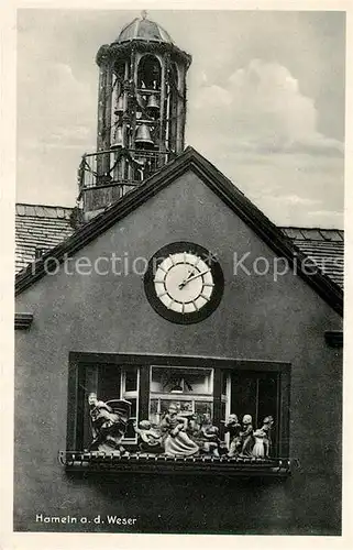 AK / Ansichtskarte Hameln_Weser Rattenfaenger Kunstuhr mit Glockenspiel am Rathaus Auszug der Kinder Hameln Weser