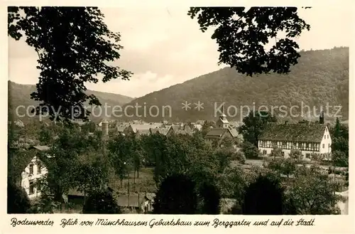 AK / Ansichtskarte Bodenwerder Blick von Muenchhausens Geburtshaus zum Berggarten und auf die Stadt Bodenwerder