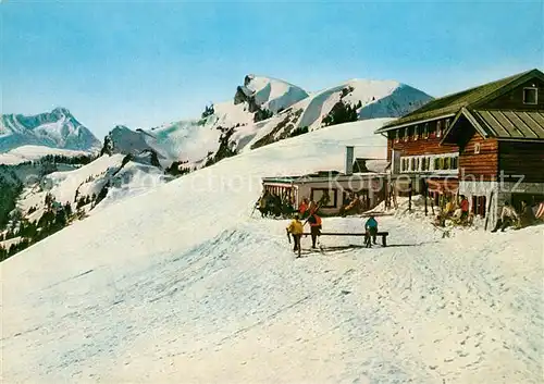 AK / Ansichtskarte Lenggries Brauneckhaus mit Latschenkopf und Zugspitze Gebirgspanorama Alpen Lenggries
