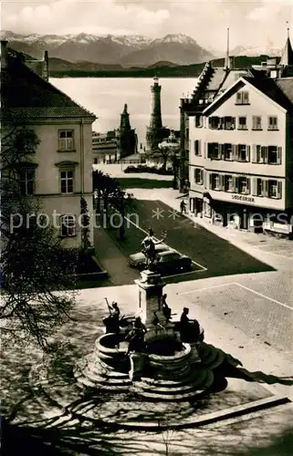 AK / Ansichtskarte Lindau_Bodensee Reichsplatz mit Lindaivabrunnen und Hafenblick Lindau Bodensee
