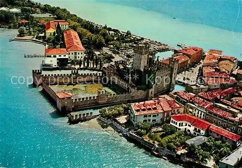 AK / Ansichtskarte Sirmione Fliegeraufnahme Castello Scaligero Halbinsel Sirmione