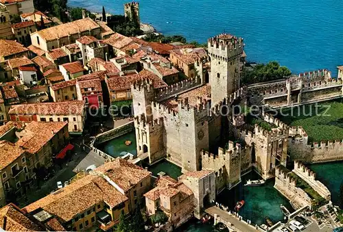 AK / Ansichtskarte Sirmione Fliegeraufnahme Lago di Garda Castello Sirmione