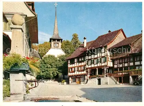 AK / Ansichtskarte Laupen_BE Ortsmotiv mit Kirche Fachwerkhaeuser Brunnen Laupen_BE