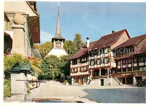 AK / Ansichtskarte Laupen_BE Ortsmotiv mit Kirche Fachwerkhaeuser Brunnen Laupen_BE
