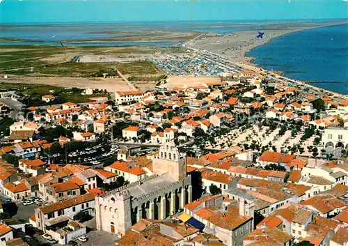 AK / Ansichtskarte Les_Saintes Maries de la Mer Fliegeraufnahme avec Eglise Les