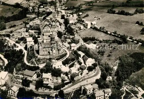 AK / Ansichtskarte Saint Nectaire_Puy_de_Dome Station Thermale Homologuee Eglise Auvergnat du XII siecle vue aerienne Saint Nectaire_Puy