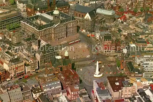 AK / Ansichtskarte Amsterdam_Niederlande Fliegeraufnahme des Dams mit dem Kgl Palast und Nationaldenkmal Amsterdam_Niederlande