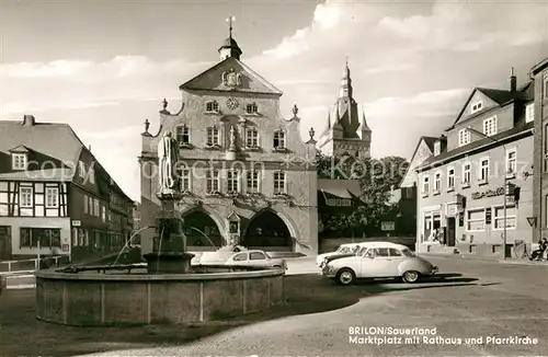 AK / Ansichtskarte Brilon Marktplatz Brunnen Rathaus Pfarrkirche Brilon