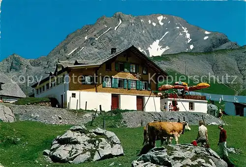 AK / Ansichtskarte Adelboden Berghotel Engstligenalp Almvieh Kuehe Grosslohner und Westgrad Alpen Adelboden