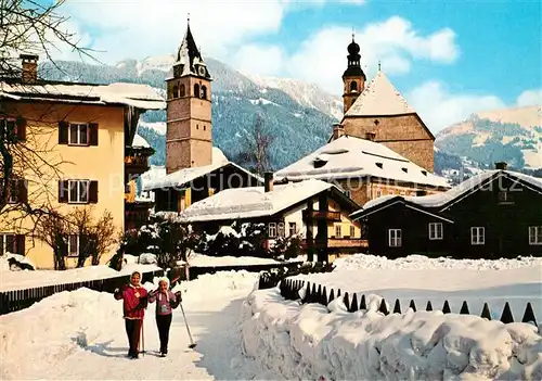AK / Ansichtskarte Kitzbuehel_Tirol Winterzauber Ortsmotiv mit Kirche Wintersportplatz Alpen Kitzbuehel Tirol