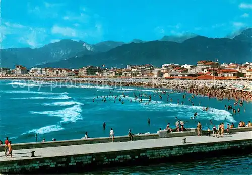 AK / Ansichtskarte Viareggio Panorama Mole Strand Berge viareggio