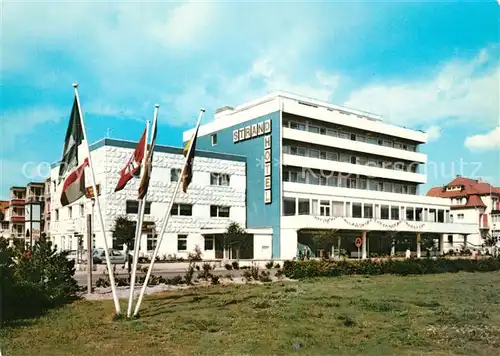 AK / Ansichtskarte Scharbeutz_Ostseebad Strandhotel Moeding Fahnen Scharbeutz_Ostseebad