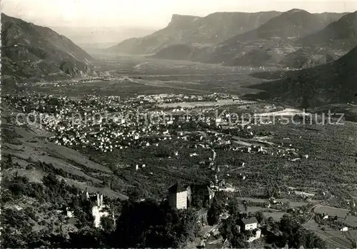 Merano_Suedtirol Fliegeraufnahme Brunnenburg Schloss Merano Suedtirol