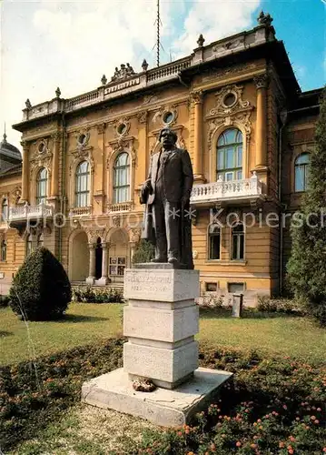 Kisujszallas Tanacshaz a Moricz Zsigmond szoborral Rathaus Denkmal Statue Kisujszallas