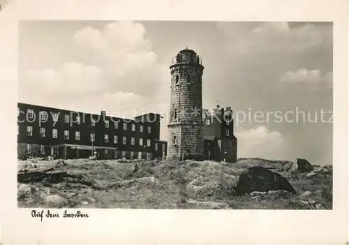 AK / Ansichtskarte Brocken_Harz Brockenhotel mit Aussichtsturm Brocken Harz