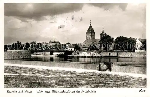 AK / Ansichtskarte Hameln_Weser Wehr und Muensterkirche an der Weserbruecke Hameln Weser