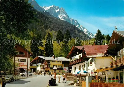 AK / Ansichtskarte Grainau Dorfplatz mit Zugspitze Grainau