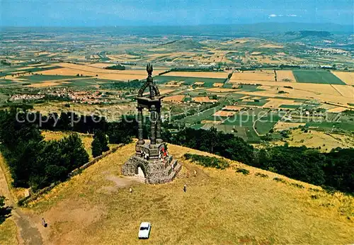 AK / Ansichtskarte Clermont_Ferrand_Puy_de_Dome Plateau de Gergovie Monument en l honneur des Heros Gaulois vue aerienne Clermont_Ferrand