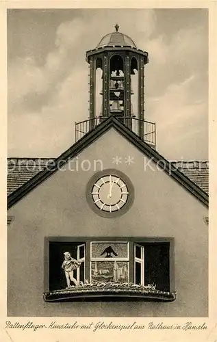 AK / Ansichtskarte Hameln_Weser Rattenfaenger Kunstuhr mit Glockenspiel am Rathaus Hameln Weser