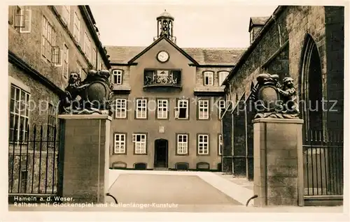 AK / Ansichtskarte Hameln_Weser Rathaus mit Glockenspiel und Rattenfaenger Kunstuhr Hameln Weser