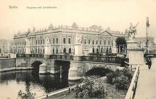 AK / Ansichtskarte Berlin Zeughaus mit Schlossbruecke Berlin