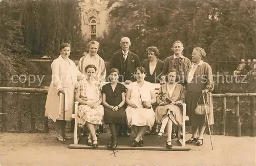 AK / Ansichtskarte Bad_Oeynhausen Gruppenbild im Kurpark Bad_Oeynhausen